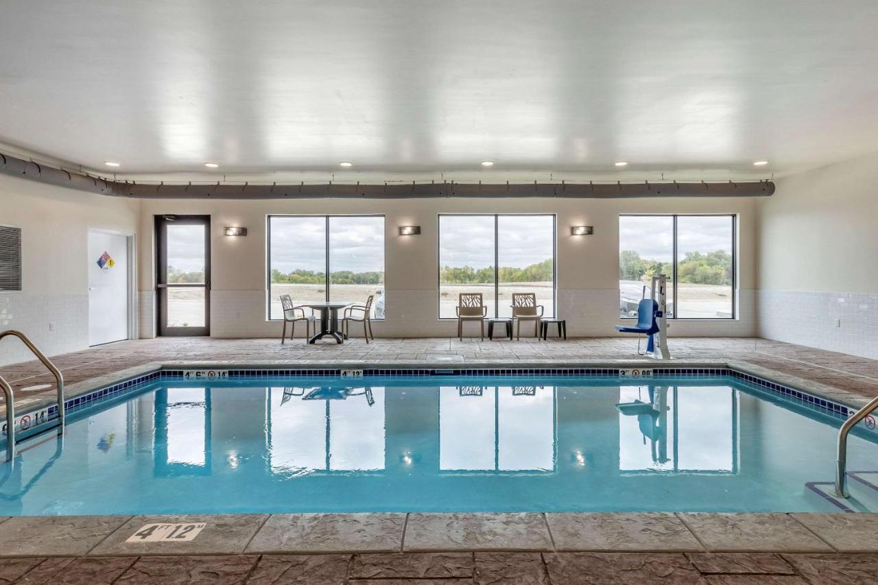 Mainstay Suites Waukee-West Des Moines Bagian luar foto