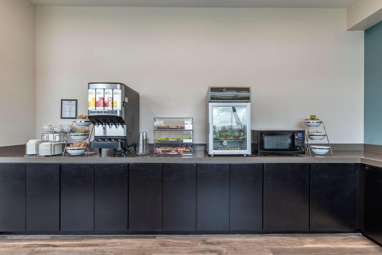 Mainstay Suites Waukee-West Des Moines Bagian luar foto