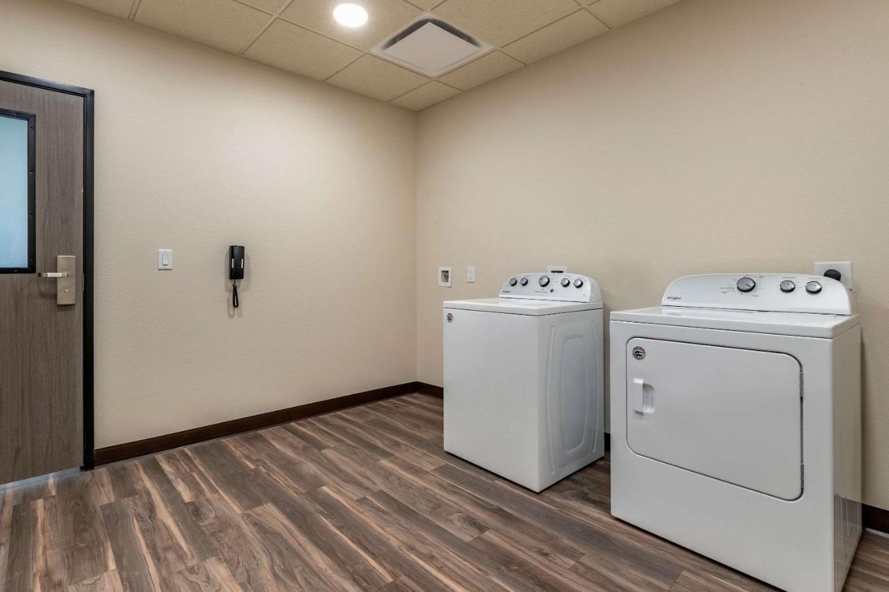 Mainstay Suites Waukee-West Des Moines Bagian luar foto